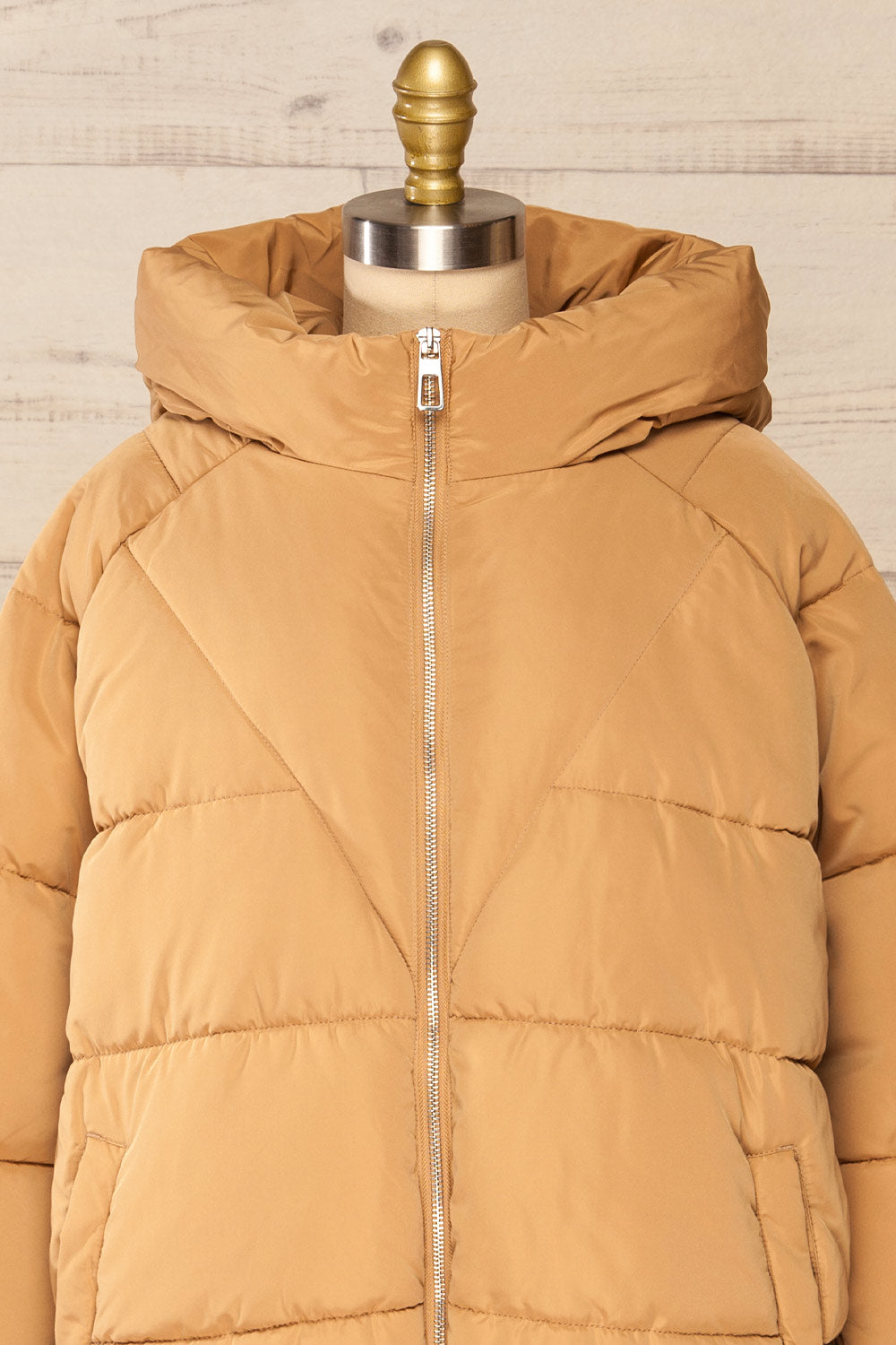 Reda Beige Short Puffer Coat | La petite garçonne front close-up