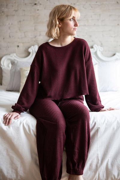 Sepino Burgundy Cropped Knit Sweater | La petite garçonne model