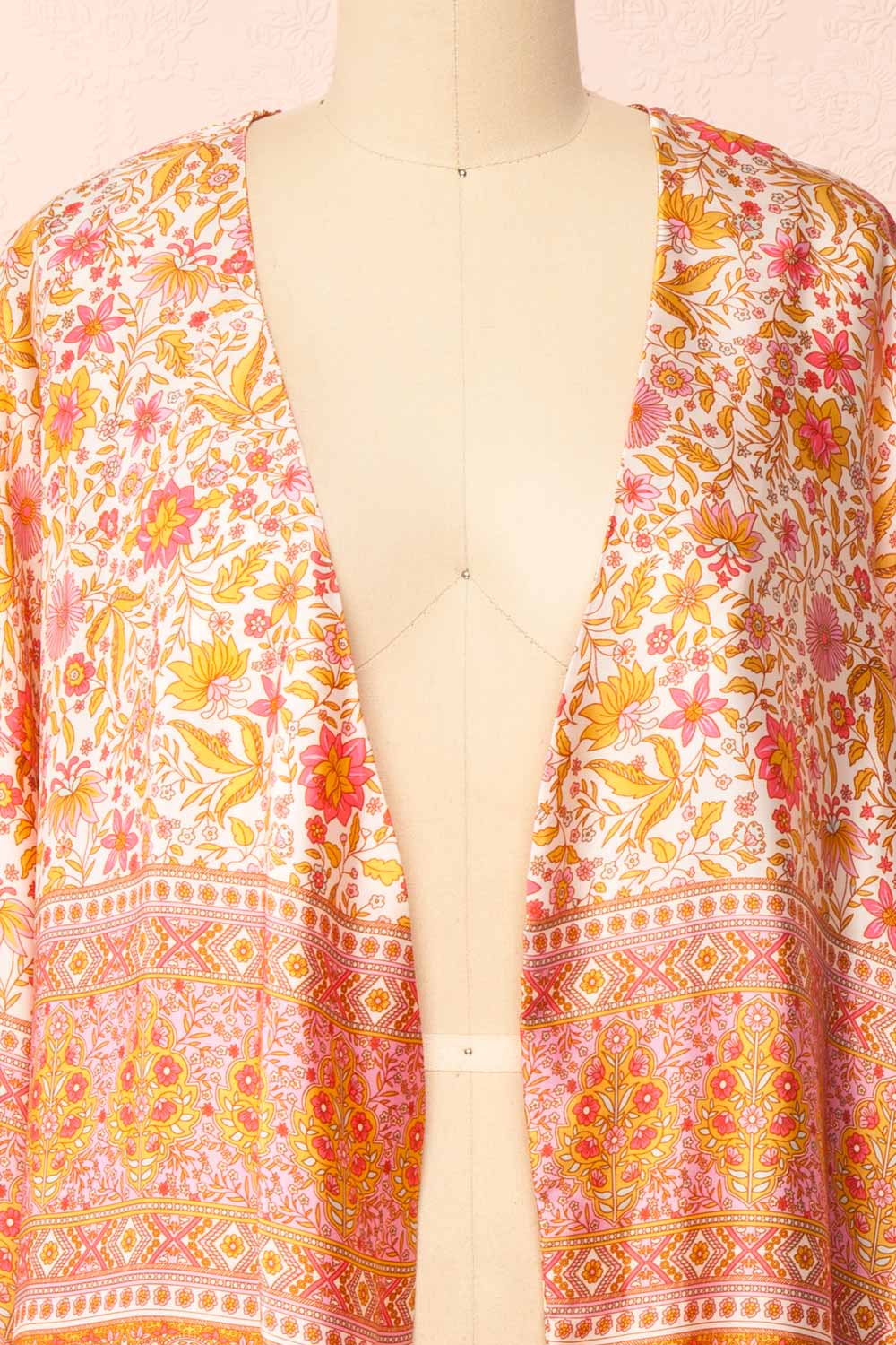Serenite Pink Paisley Pattern Short Kimono | Boutique 1861  open close-up