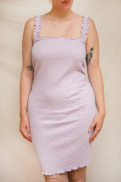 Serpa Lilac Short Fitted Ruched Dress w/ Ruffles | La petite garçonne model
