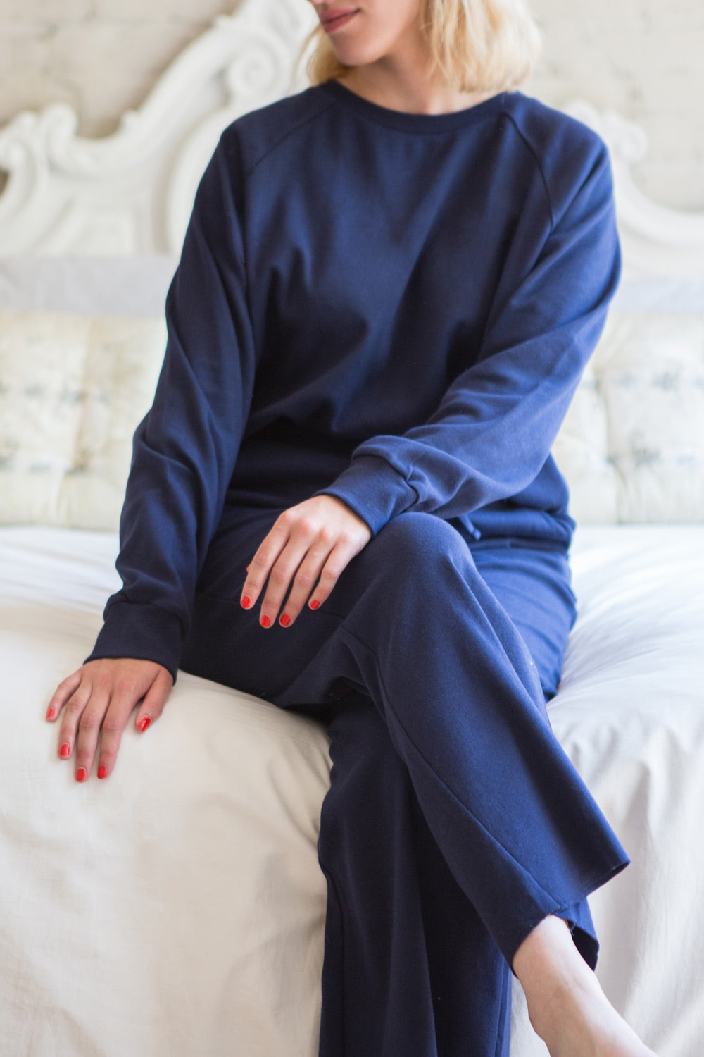 Set Brie Navy Sweater and Lounge Pants | La petite garçonne model