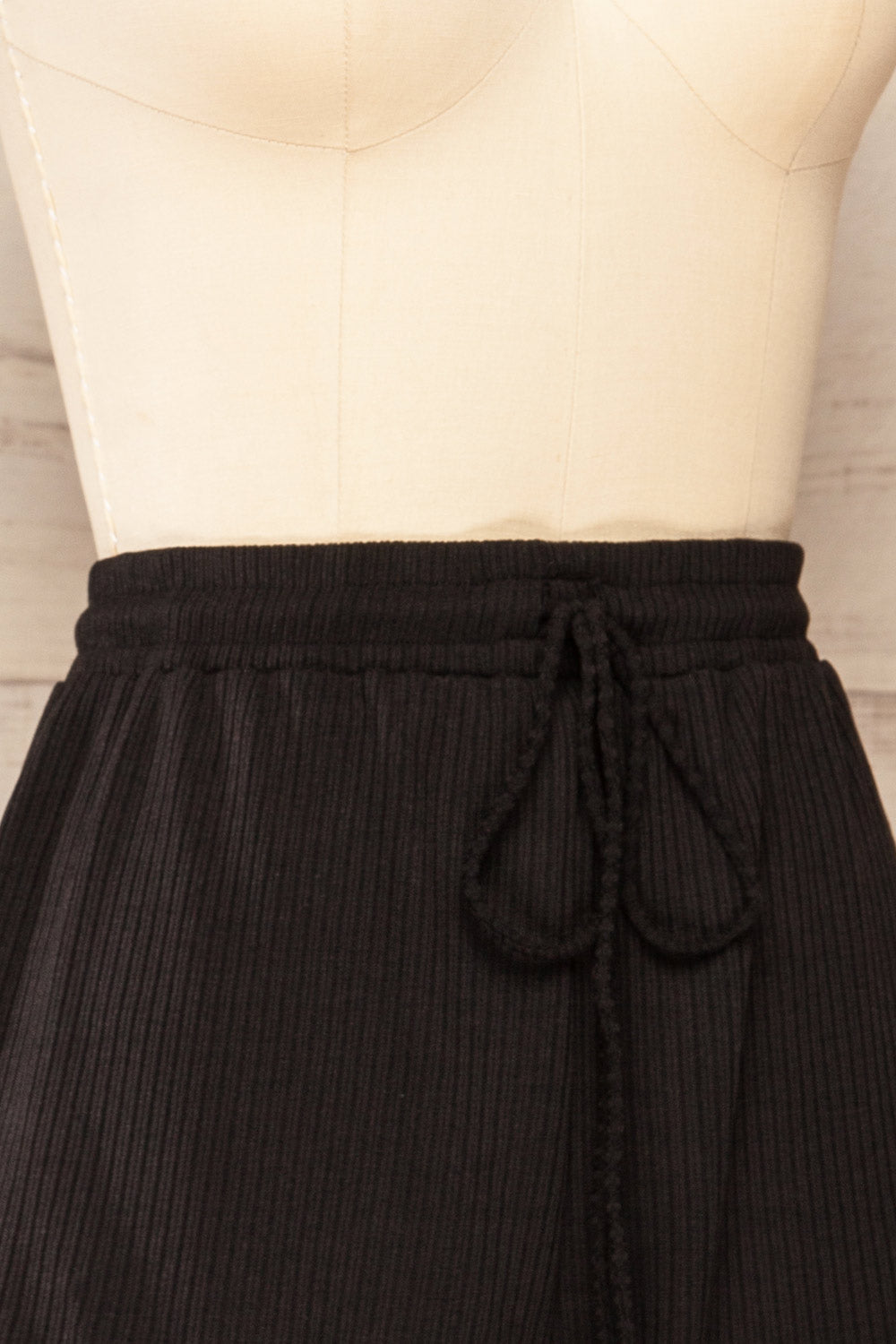 Set Dignes Black Ribbed T-Shirt & Shorts | La petite garçonne   side close-up