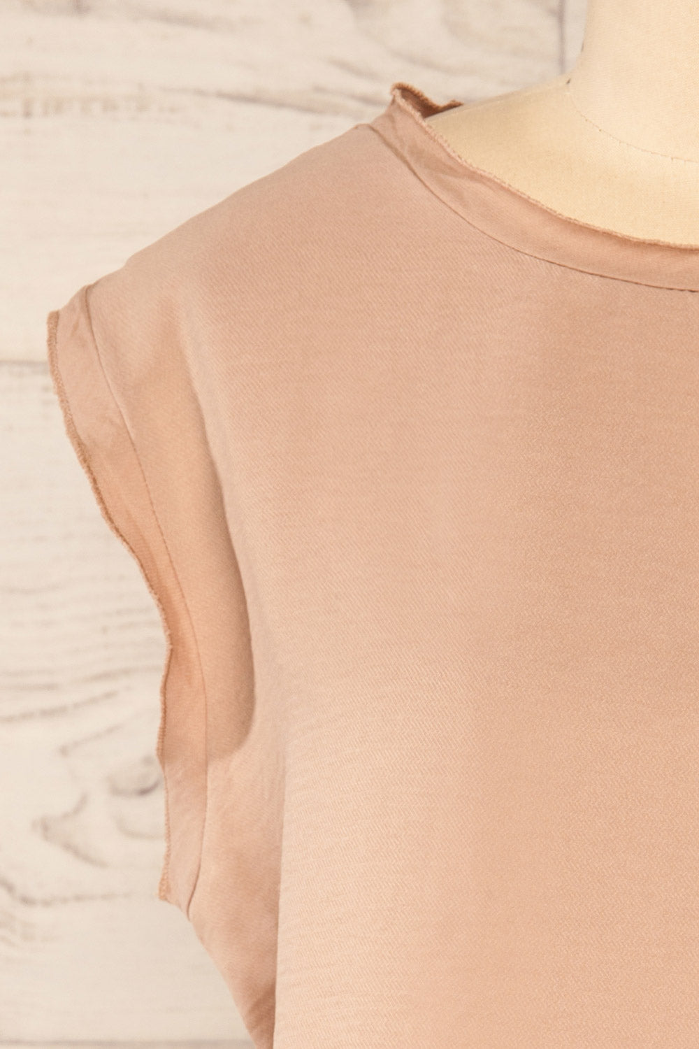 Set Iasi Camel Crop Top & Pants Set | La petite garçonne shirt front close-up