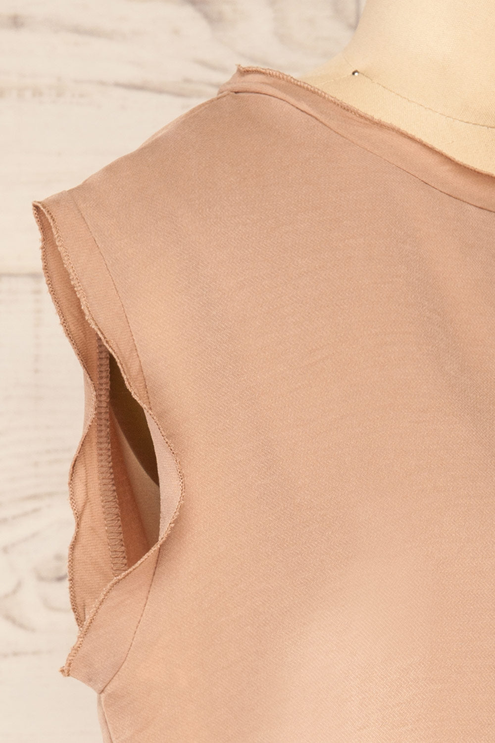 Set Iasi Camel Crop Top & Pants Set | La petite garçonne shirt side close-up