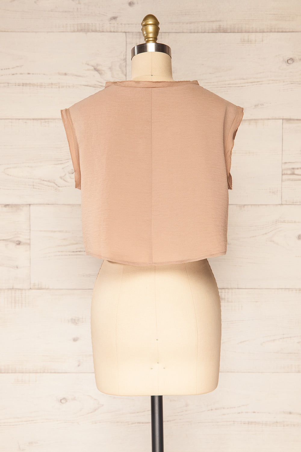 Set Iasi Camel Crop Top & Pants Set | La petite garçonne shirt back close-up