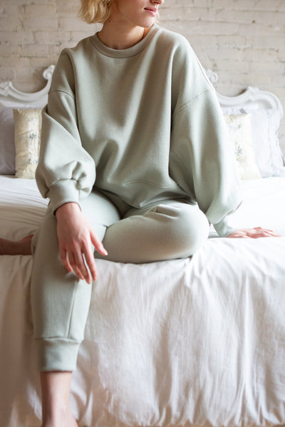 Set Luqa Green Sweater & Joggers | La petite garçonne model