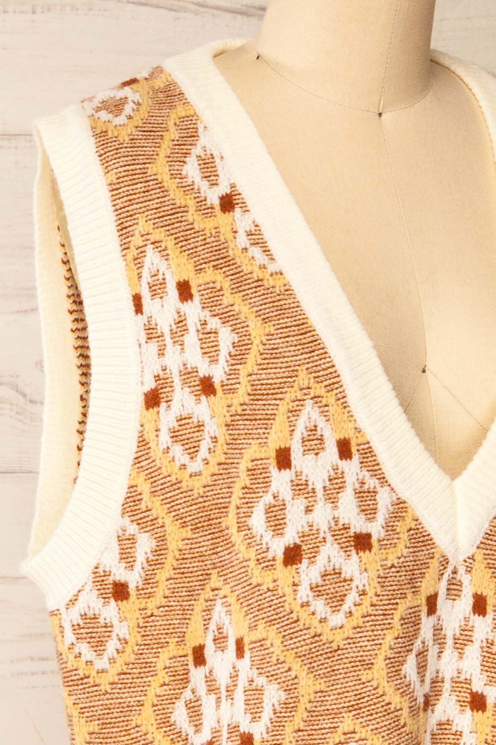 Sloane Patterned Sweater Vest | La petite garçonne side close-up
