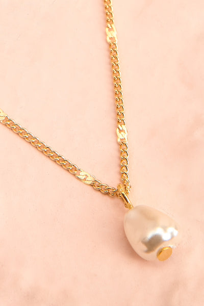 Solvi Layered Chain Necklace w/ Pearl Pendant | La petite garçonne flat close-up