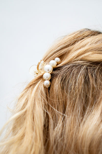 Sufferre Set of 2 Clear Pearl Studded Hair Clips | La Petite Garçonne model
