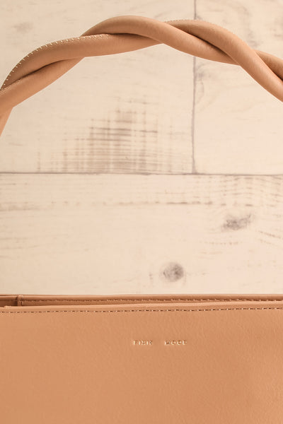 Tinsley Sand Braided Handle Handbag | La petite garçonne logo close-up
