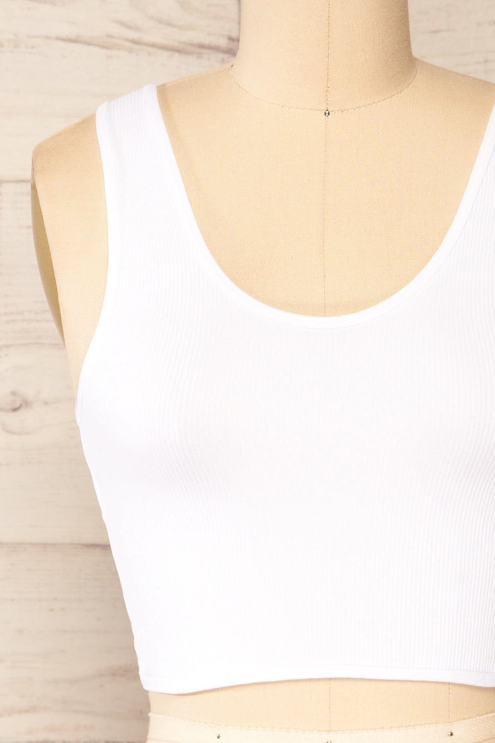 Twisty White Cropped Twisted Tank Top | La petite garçonne front close-up