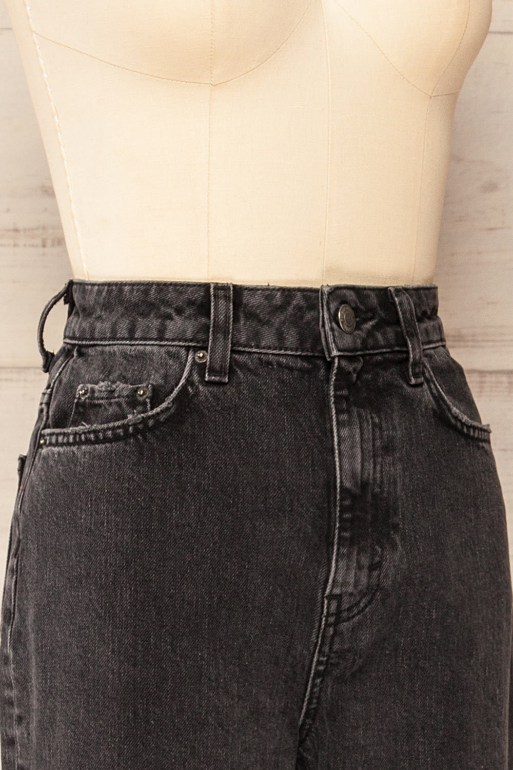 Ummarit High Waisted Mom Jeans | La petite garçonne side close-up