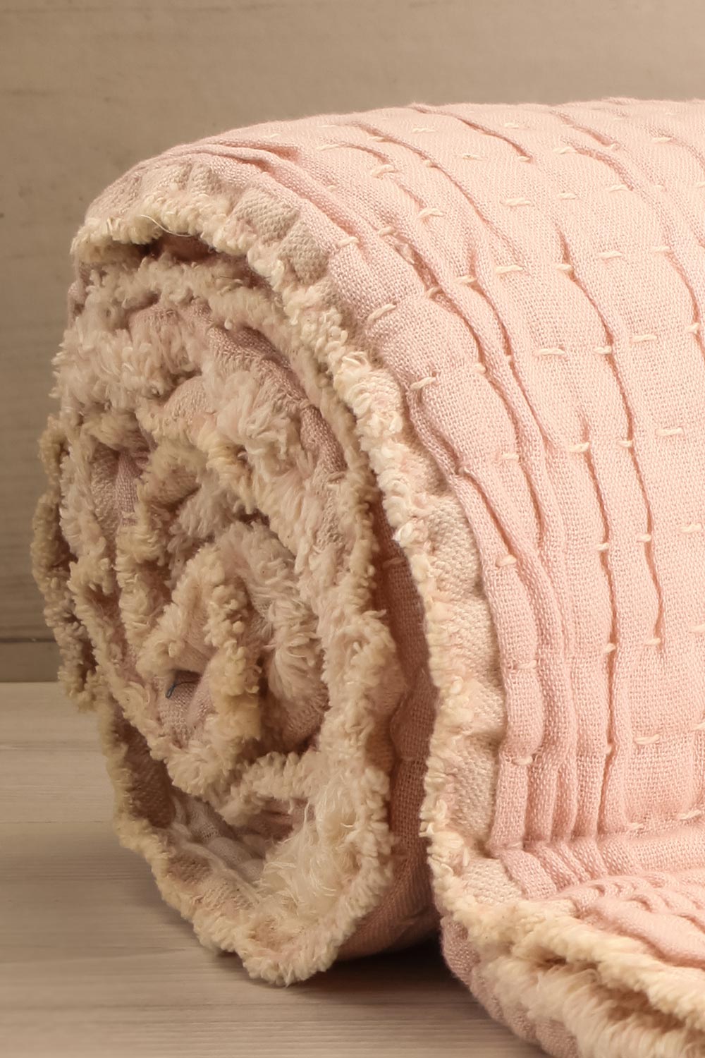 Unde Throw Pink Light Quilted Blanket w/ Fringes | La petite garçonne close-up