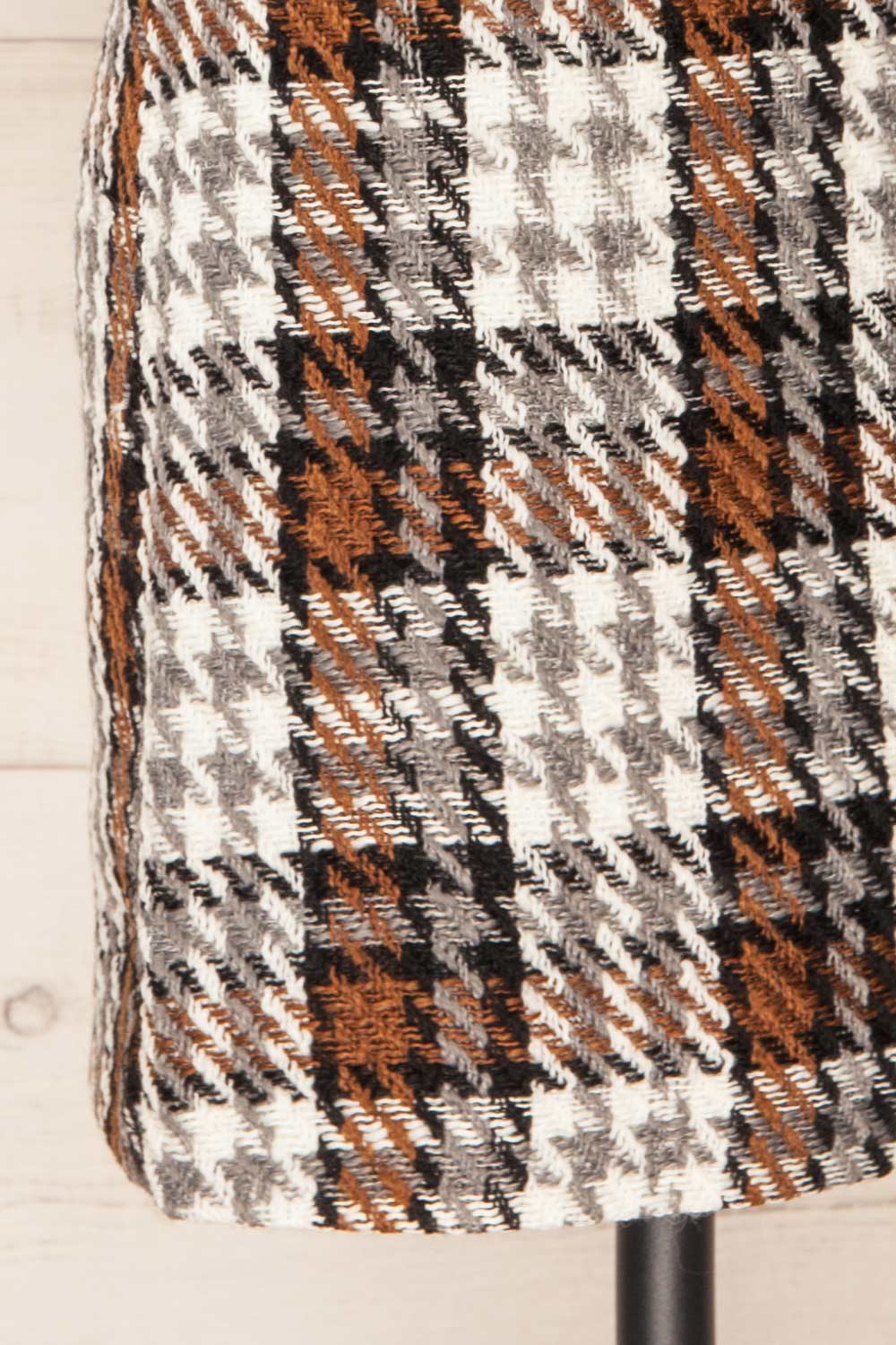 Utrera Short Houndstooth Skirt | La petite garçonne side close-up