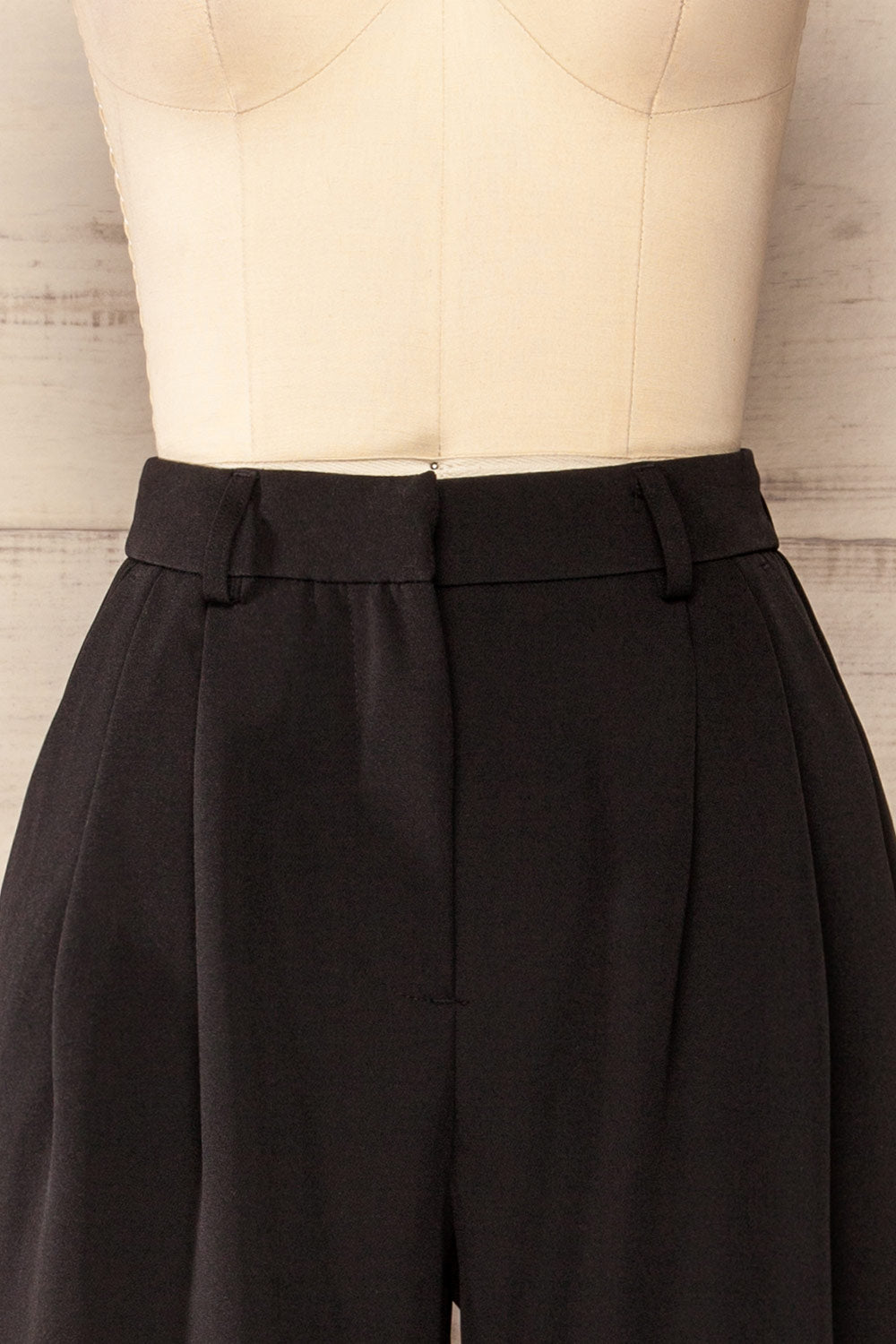 Vicente Black High-Waisted Wide-Leg Pants | La petite garçonne front close-up 