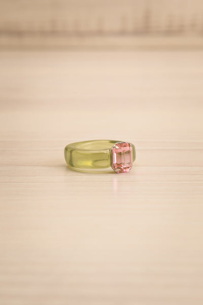 Viffa Green Plastic Ring w/ Rectangle Diamond | La petite garçonne flat