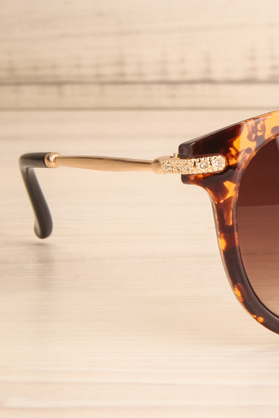 Vyronas Tortoise Shell Wayfarer Sunglasses side close-up | La Petite Garçonne