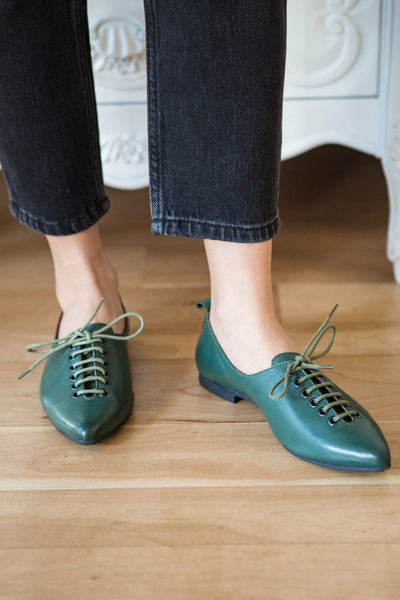 Yaqeta Green Flat Pointed Toe Shoes w/ Laces | La petite garçonne model