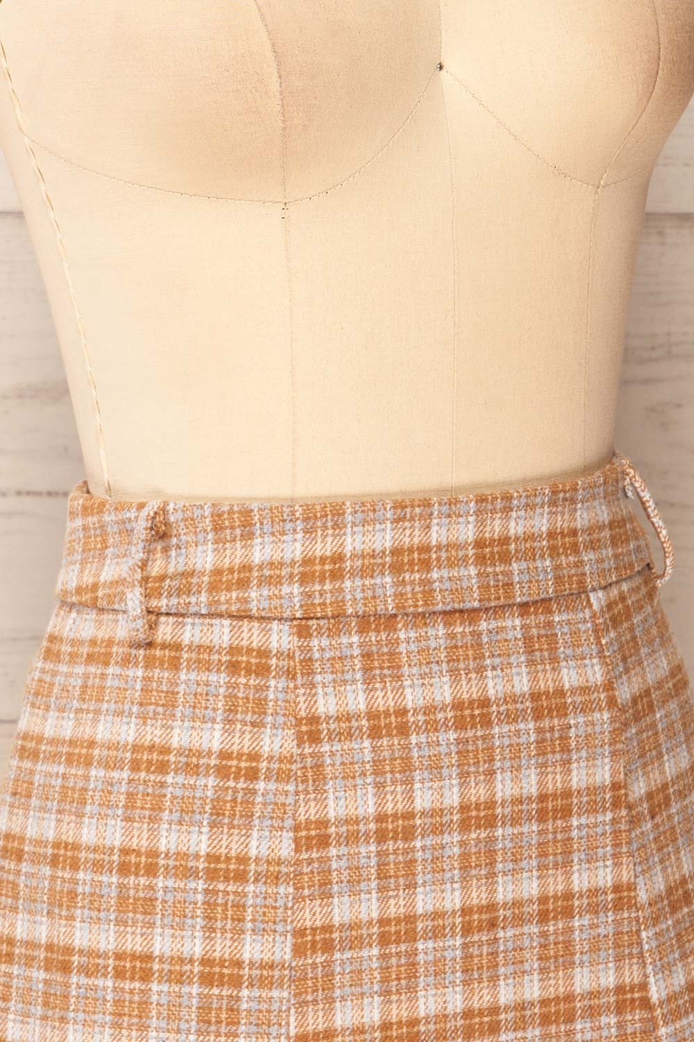 Yu Short A-Line Plaid Skirt | La petite garçonne side close-up