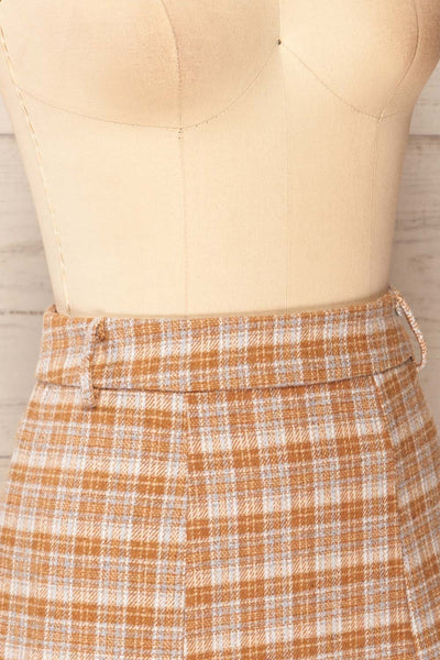 Yu Short A-Line Plaid Skirt | La petite garçonne side close-up