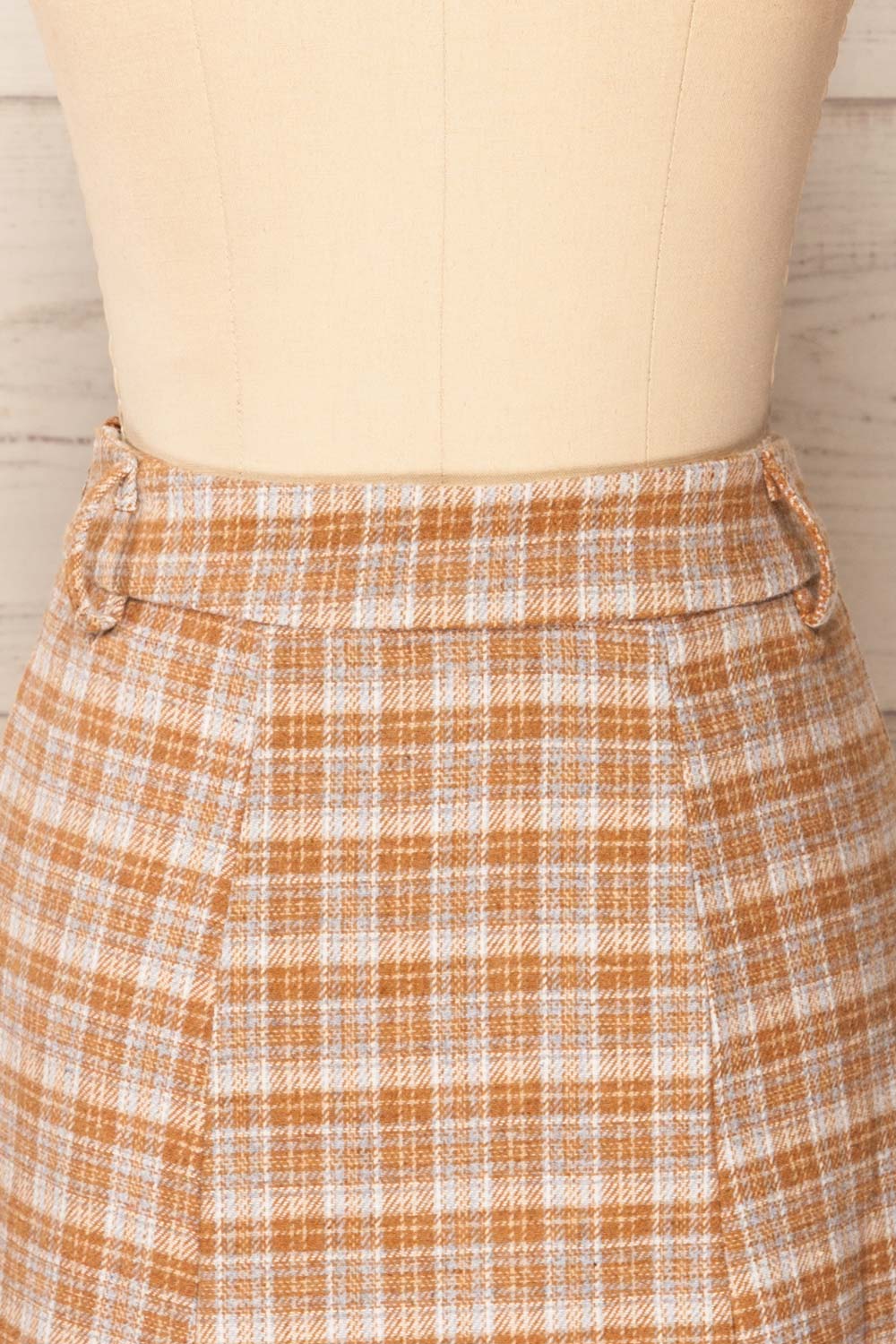 Yu Short A-Line Plaid Skirt | La petite garçonne back close-up