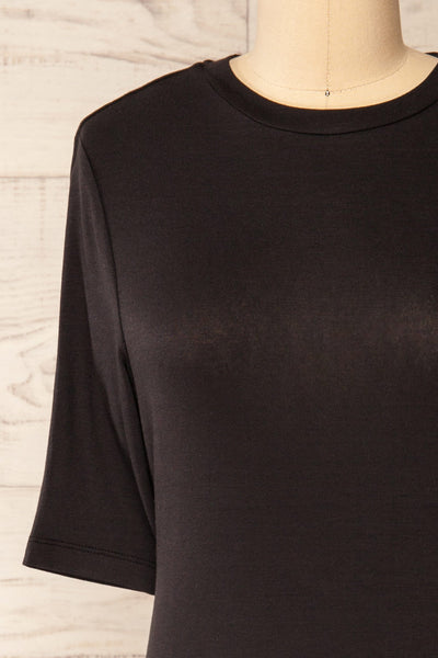 Yuna Black Fitted T-Shirt | La petite garçonne front close-up