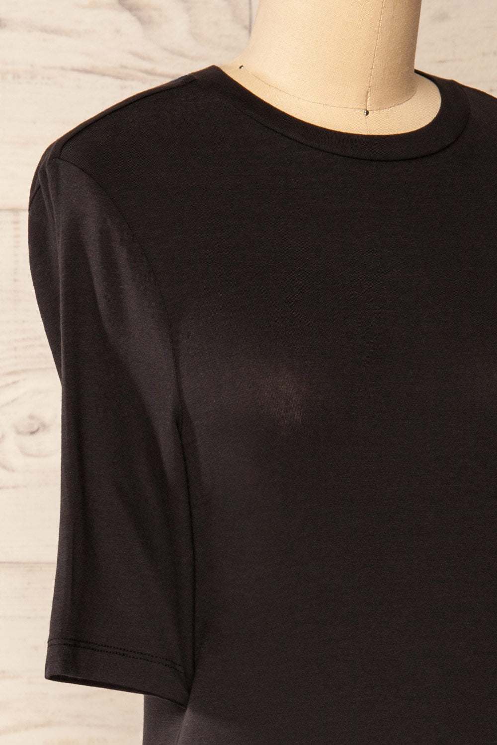 Yuna Black Fitted T-Shirt | La petite garçonne side close-up