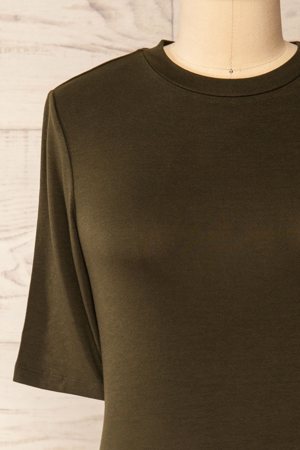 Yuna Forest Green Fitted T-Shirt | La petite garçonne front close-up