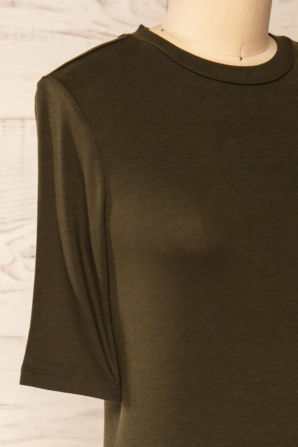 Yuna Forest Green Fitted T-Shirt | La petite garçonne side close-up