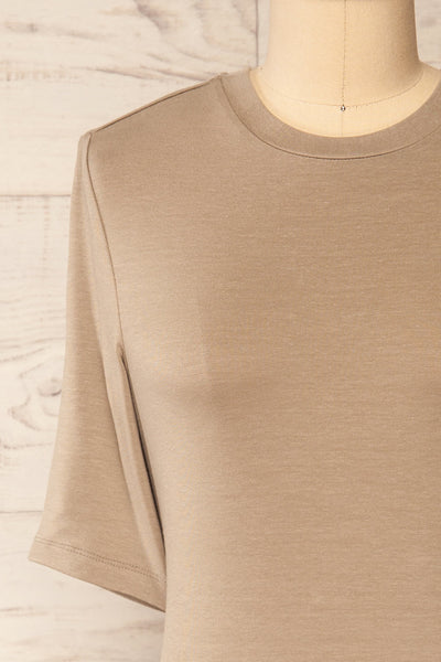 Yuna Taupe Fitted T-Shirt | La petite garçonne front close-up