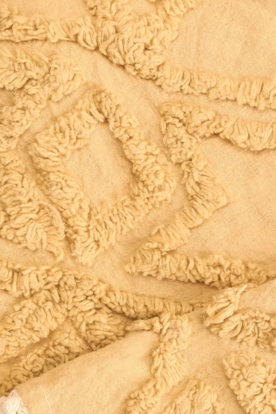 Zrenjanin Yellow Floral Pattern Knitted Blanket | La petite garçonne texture