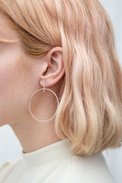 Zwolle Argent White Gold Dipped Hoop Earrings | La Petite Garçonne model